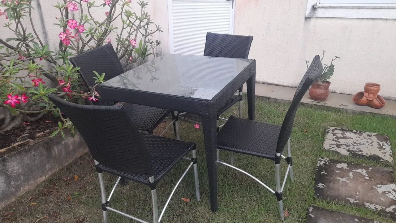 Vende-se jogo de mesa com 4 cadeiras 