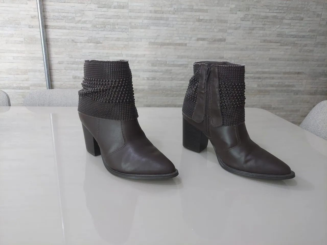 Bota Feminina Marrom com Detalhes - Foto 3