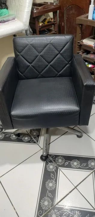 Cadeira Giratória Preta de Couro