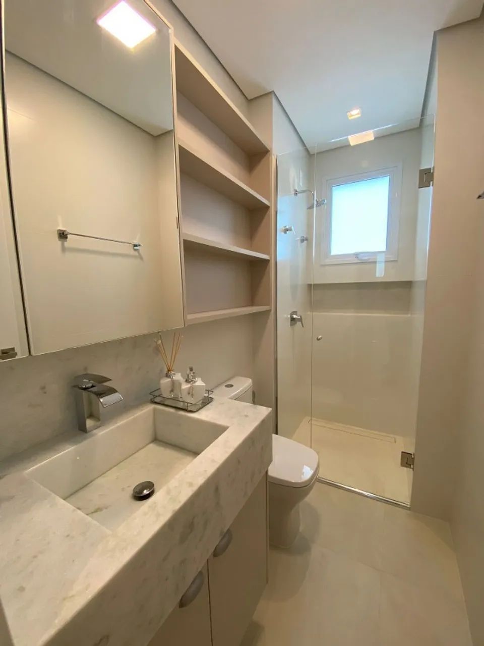 MOBILIADO E DECORADO 4 dorm, 3 bwc, 2 vg, pronta para morar com lazer completo - Foto 4