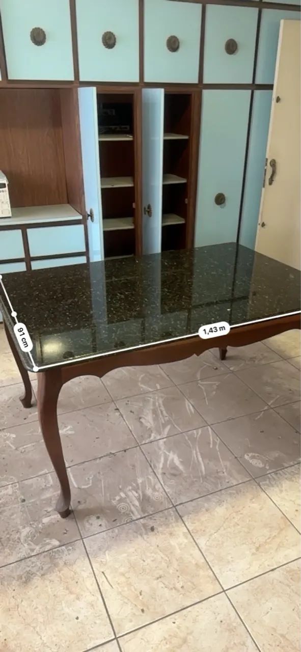 Mesa de jantar com tampo de granito