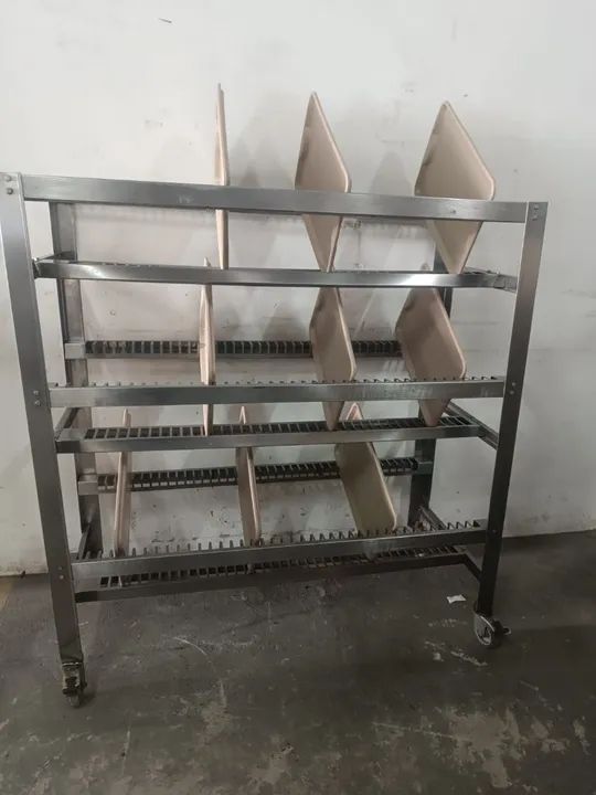 Escorredor de bandejas capacidade para 140 bandejas  todo no aço inox