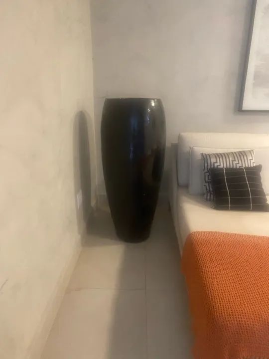 Vaso vietnamita com 1,40 de altura preto seminovo 