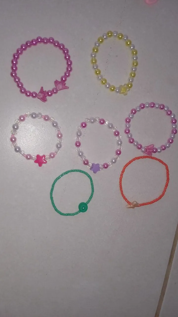 Pulseiras de miçangas coloridas
