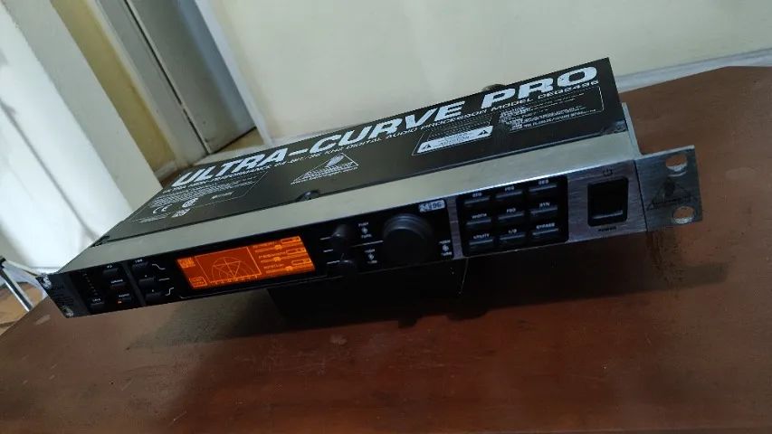 Behringer Ultra-Curve Pro DEQ2496 - Processador de Áudio