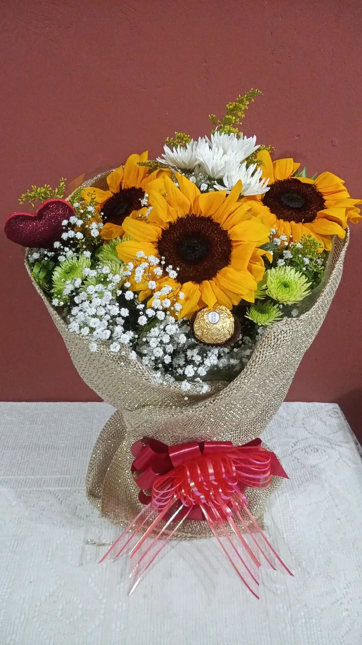 Buquê de Girassóis com Bombom e Laço