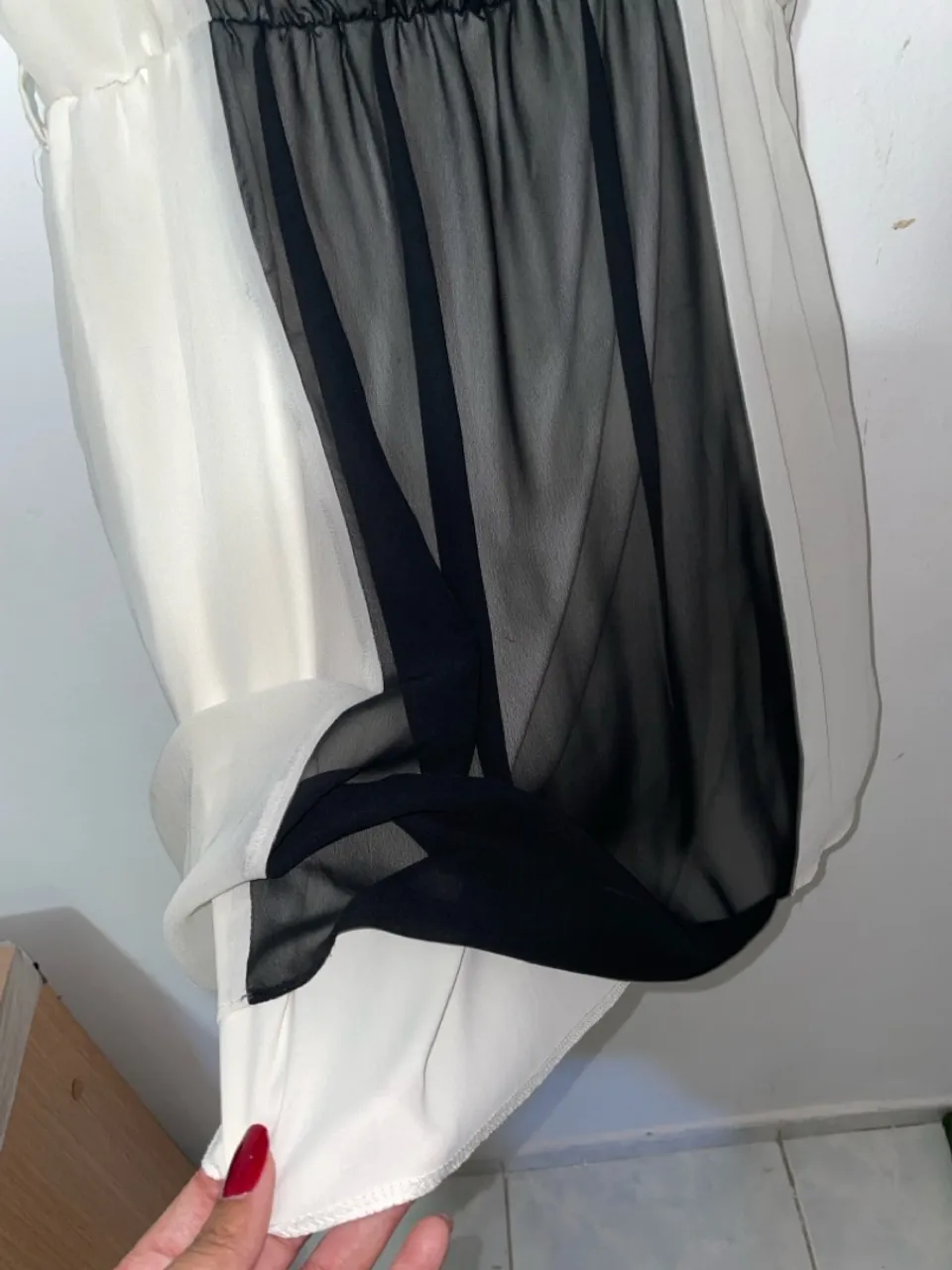 Vestido elegante bicolor em chiffon