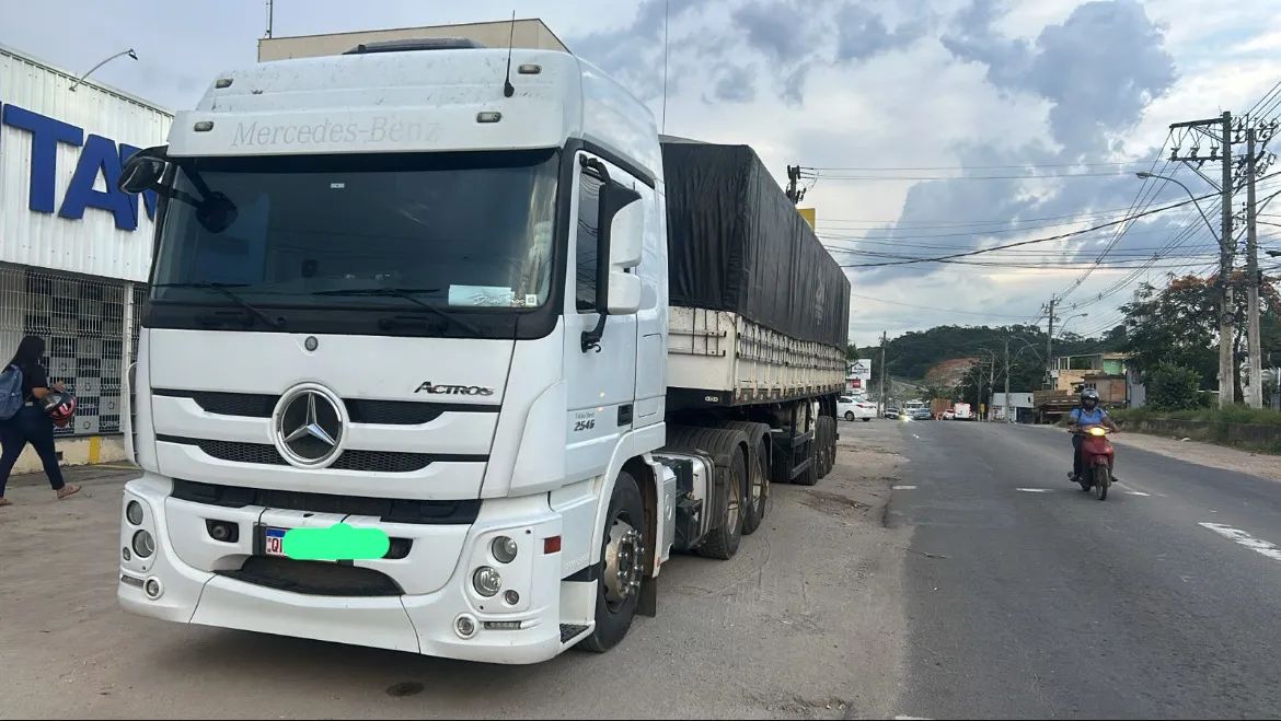 Actros 2546 e carreta Rodoclara bloqueira ano 2017