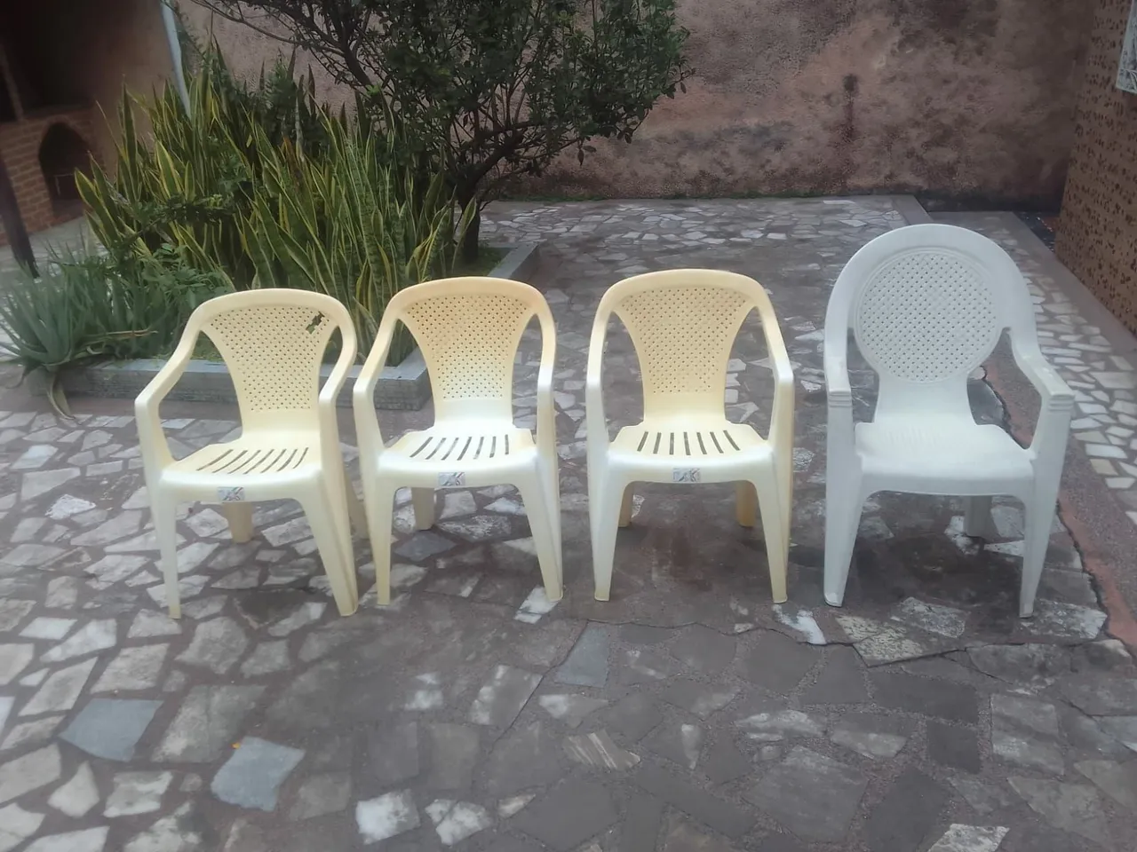 Conjunto de Cadeiras de Plástico Resistentes