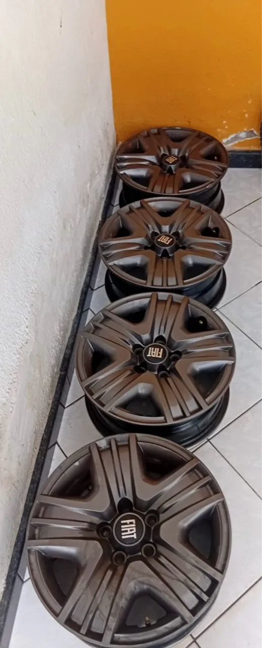 Roda de ferro com calota da Fiat Toro