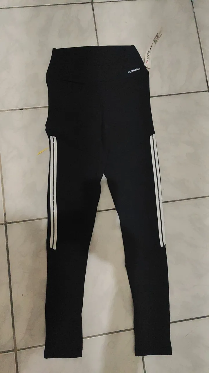 Calça Legging Preta com Detalhes Brancos