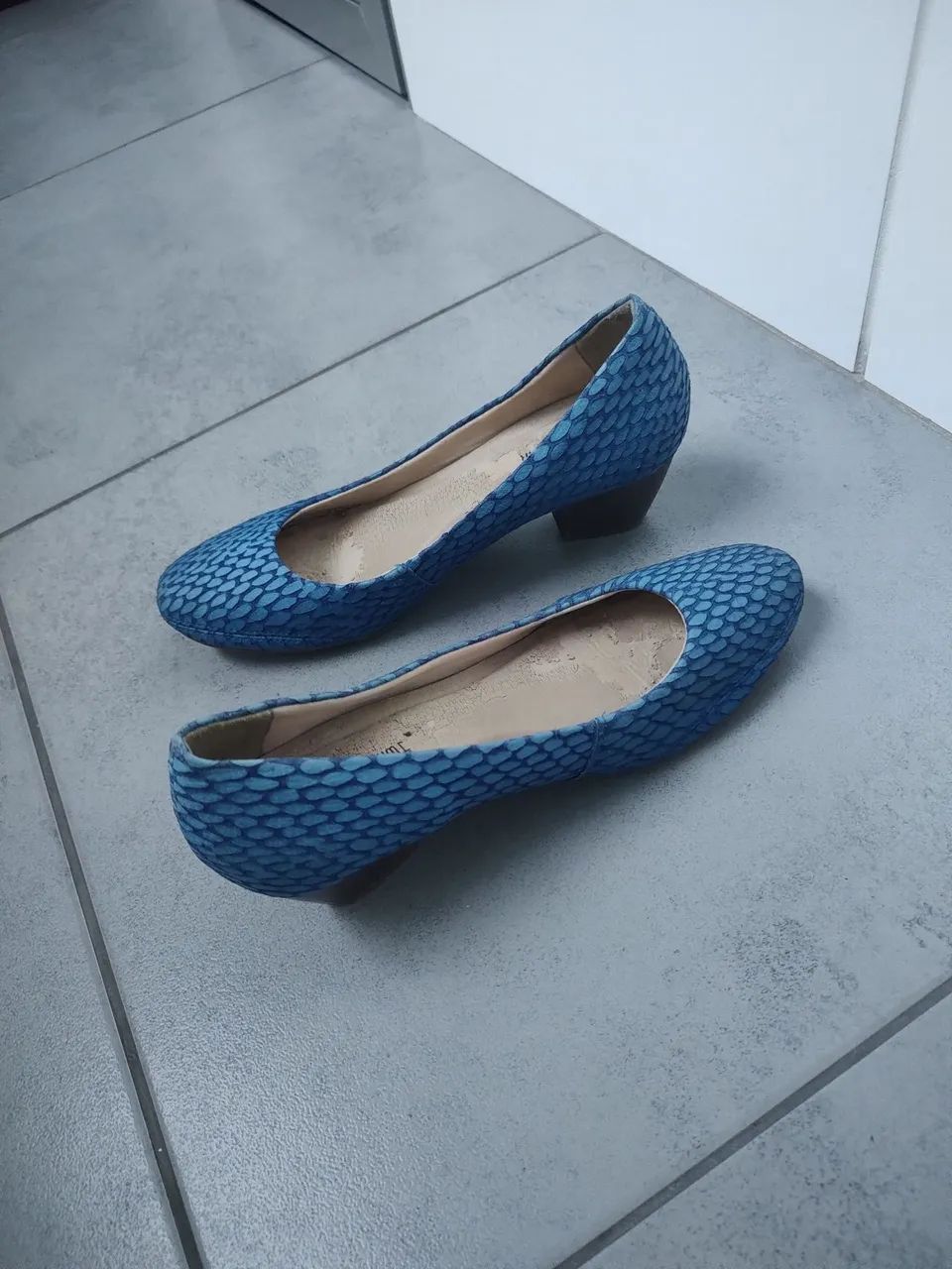Sapatos de salto azul com textura - Foto 2