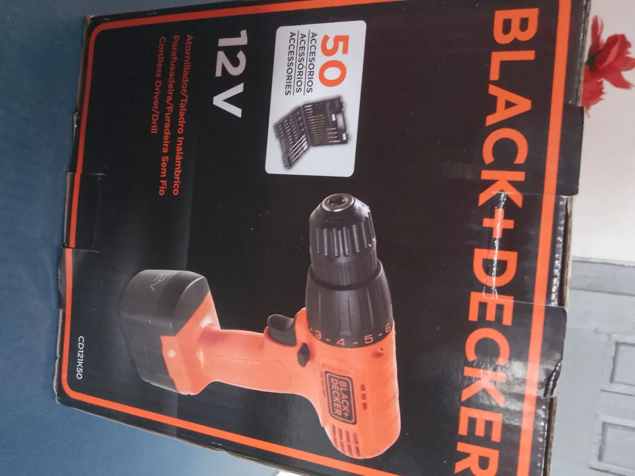 Furadeira/Parafusadeira Black+Decker 12V com 50 Acessórios 300.00 R$