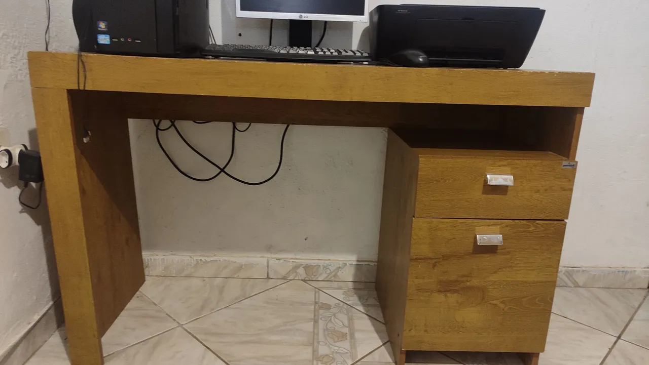 Escrivaninha, computador e impressora 