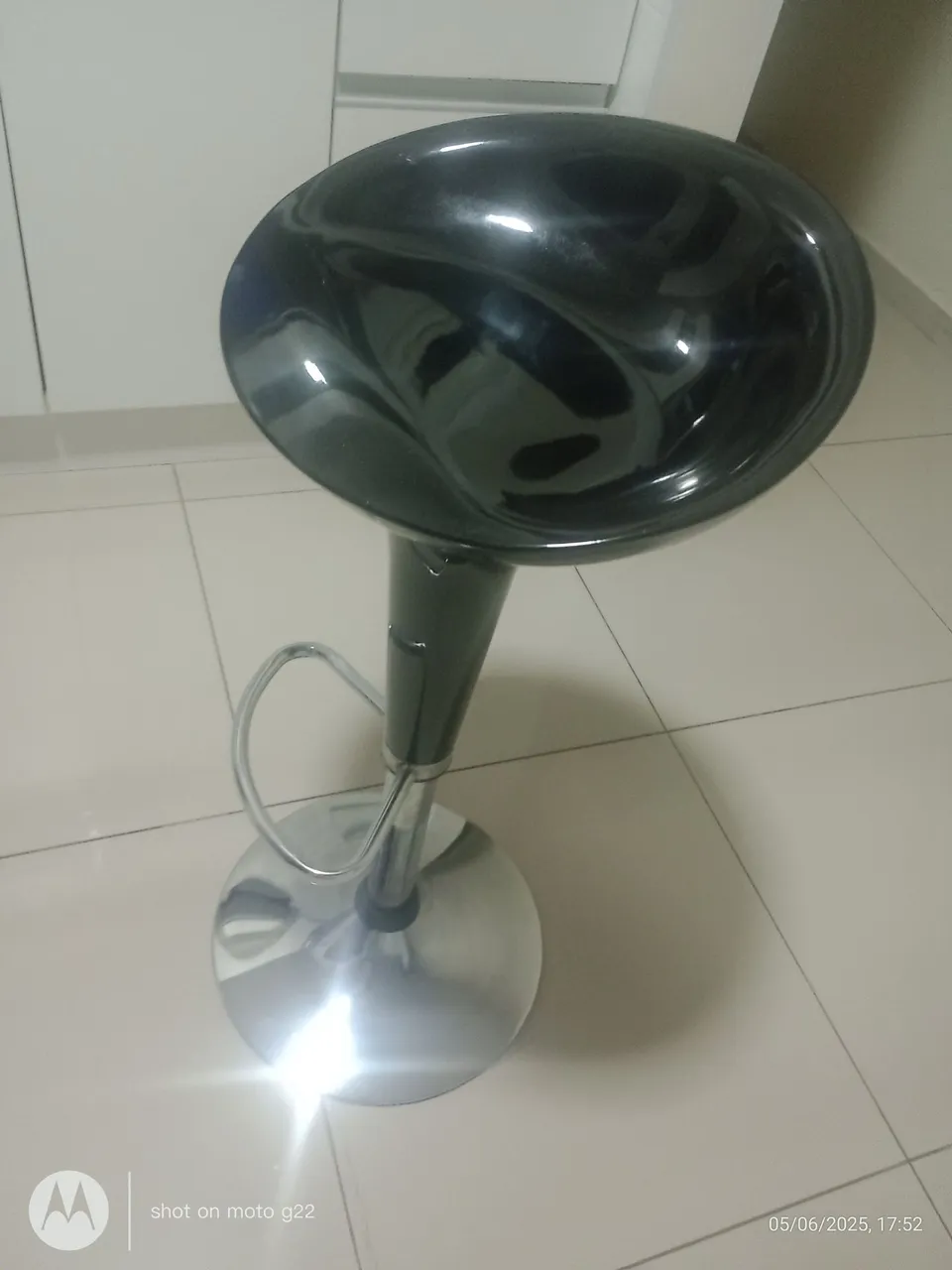 Banqueta moderna preta com base cromada