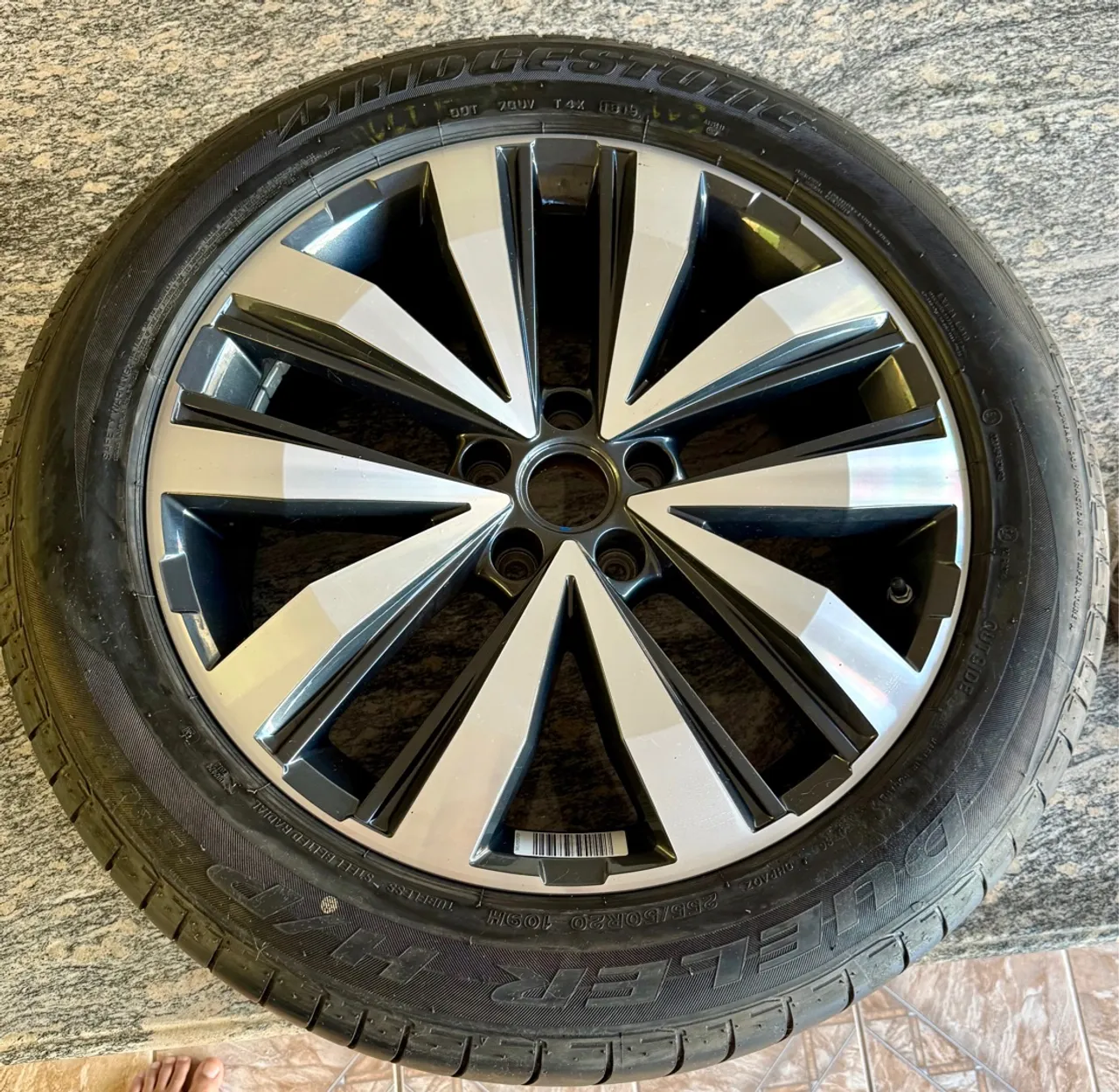 Roda com pneu Aro 20 ORIGINAL AMAROK V6