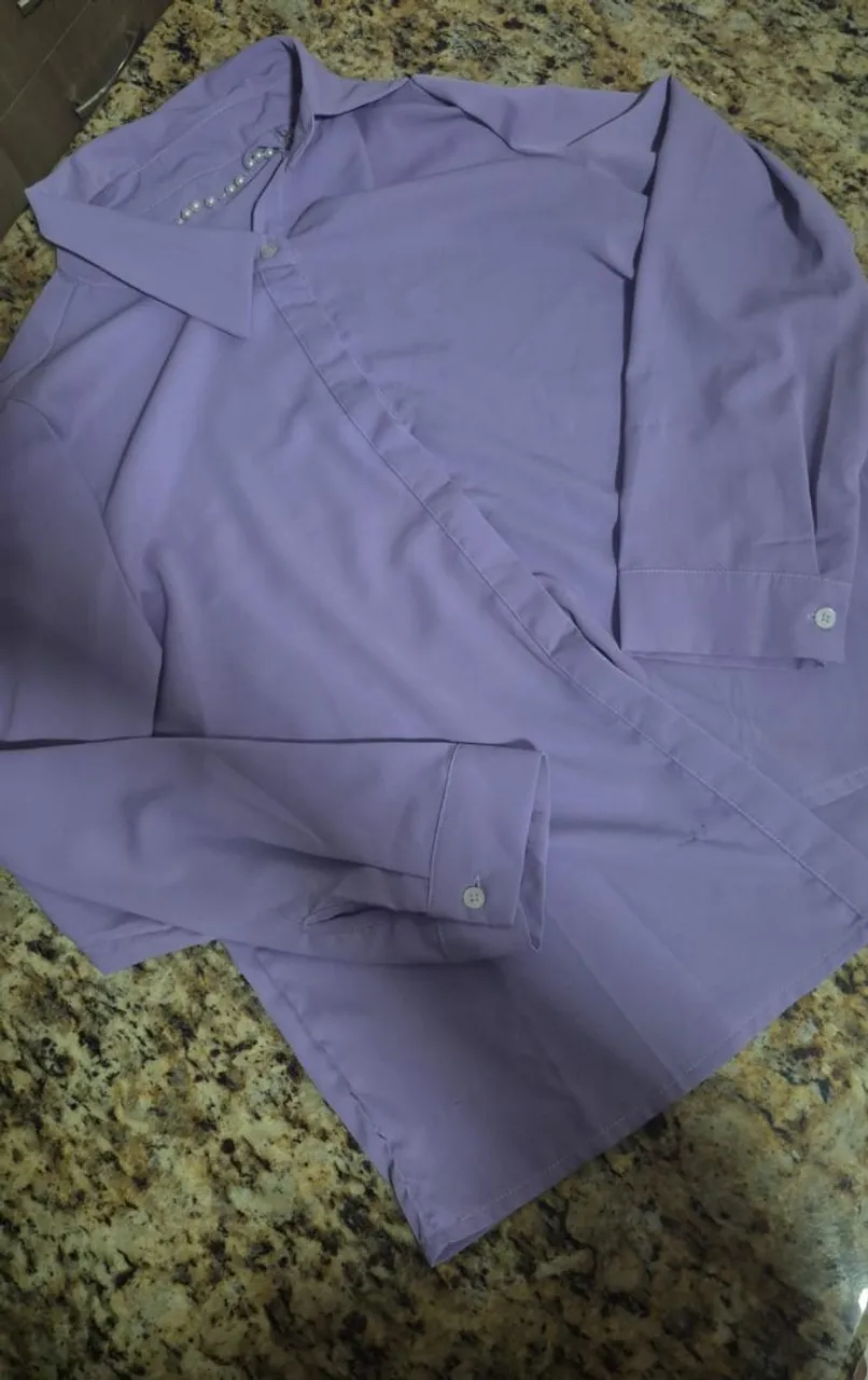 Camisa Lilás com Design Moderno