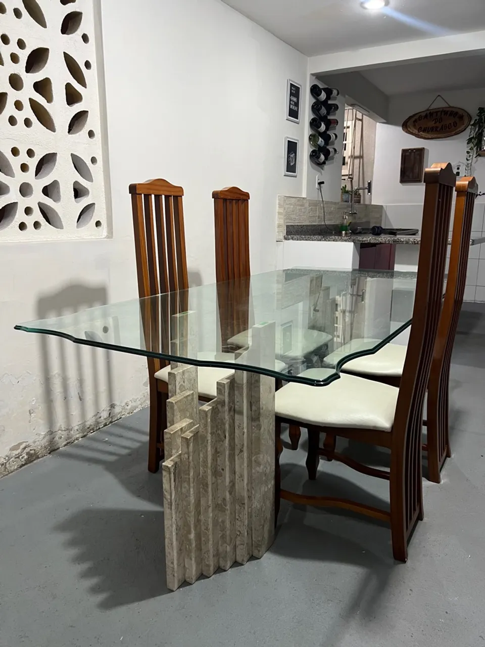 Mesa de jantar com design moderno e elegante