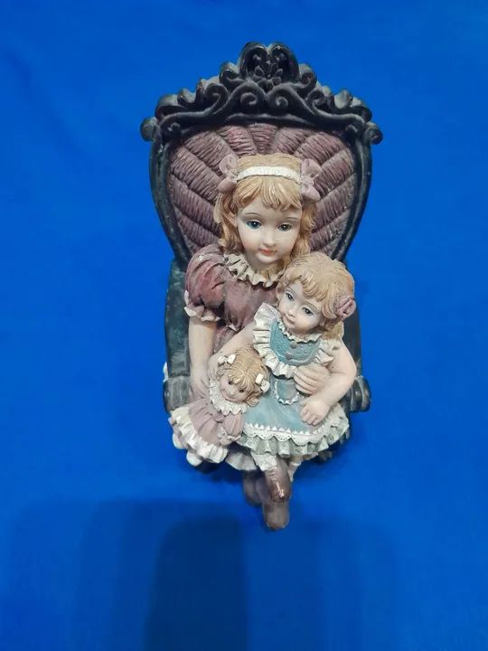 Linda escultura de meninas em cadeira