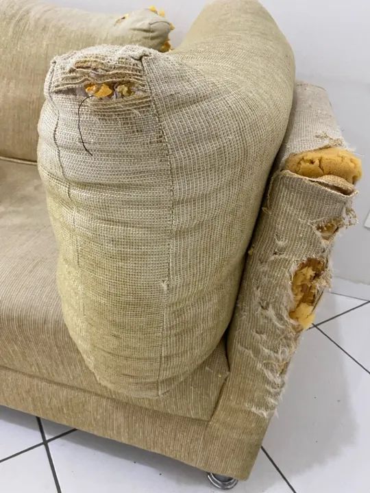 Sofá de 4 lugares precisando de reforma 