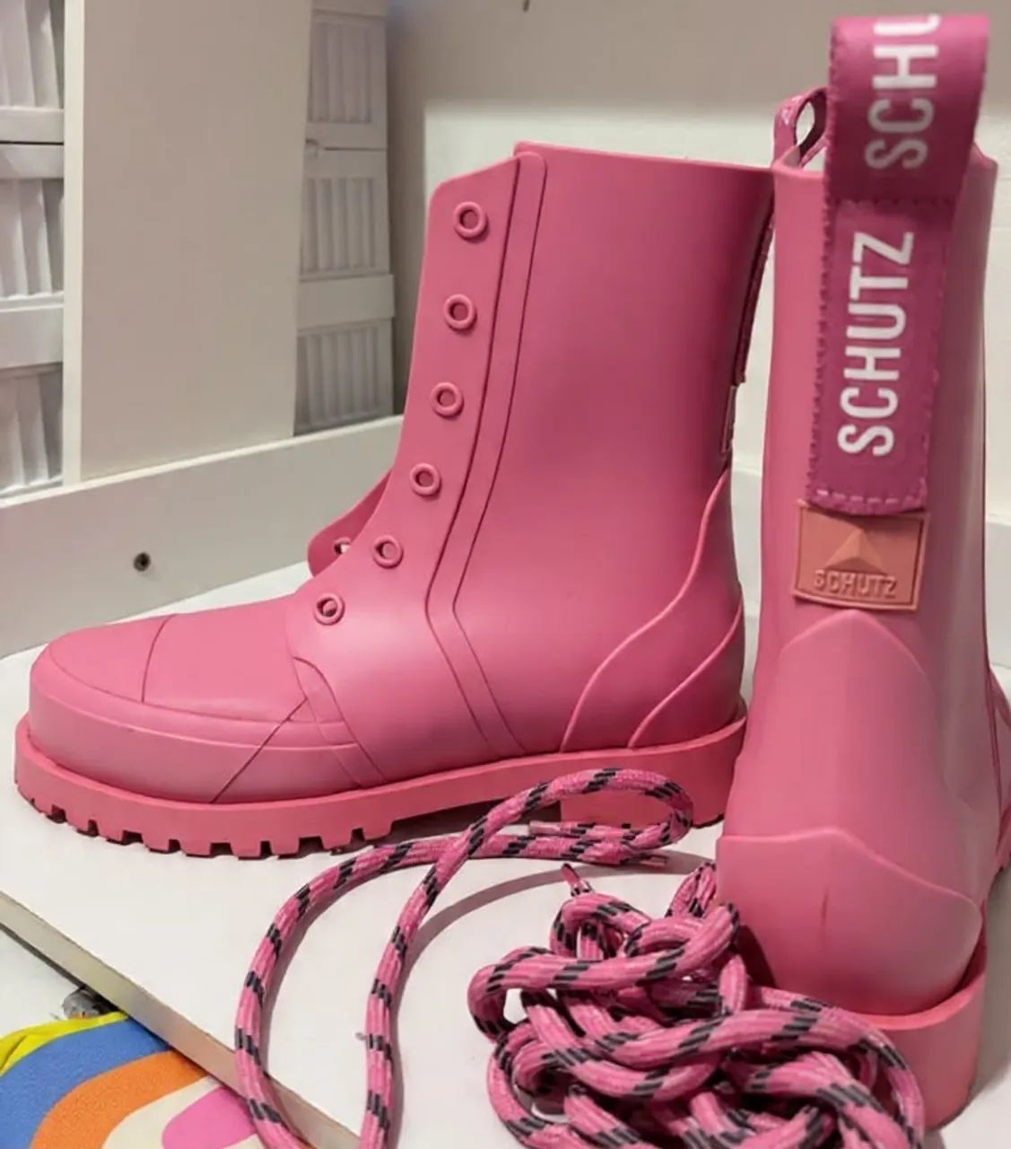 bota rosa Schutz