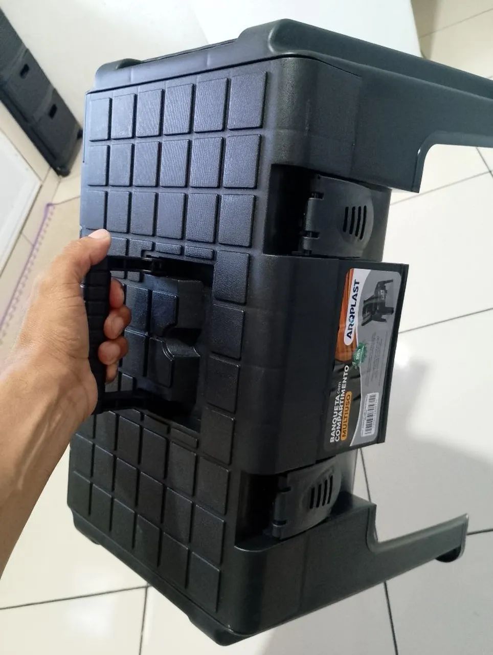 Banqueta maleta multiuso, com trava plástica.<br>R$100,00. - Foto 4