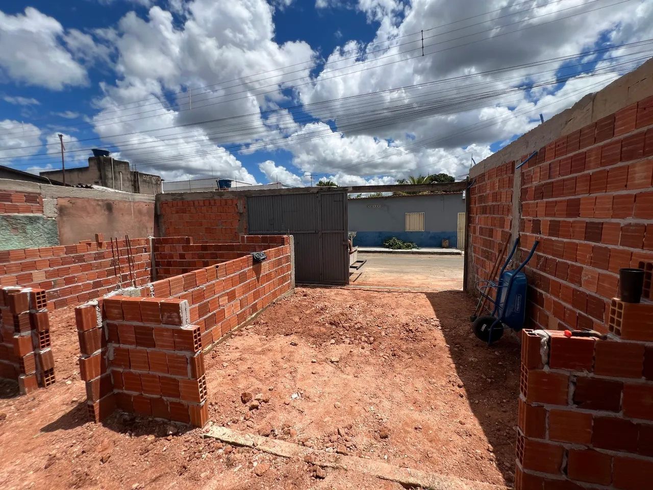 Lote com base da casa . No Arapoangas.