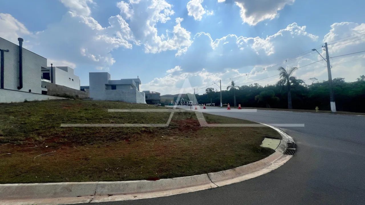 Terreno de esquina em condomínio com 307m²