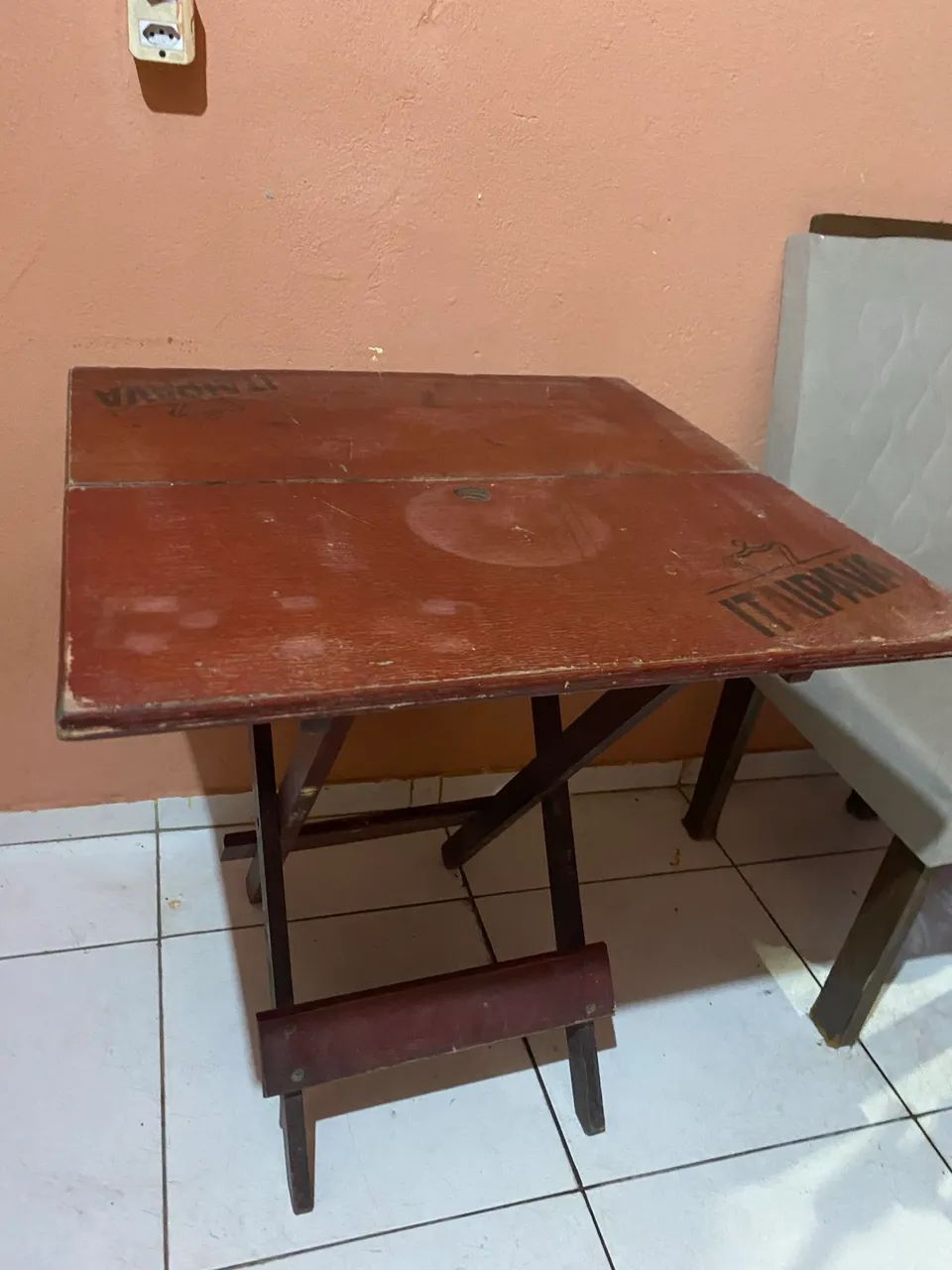 Mesa dobrável de madeira maciça 