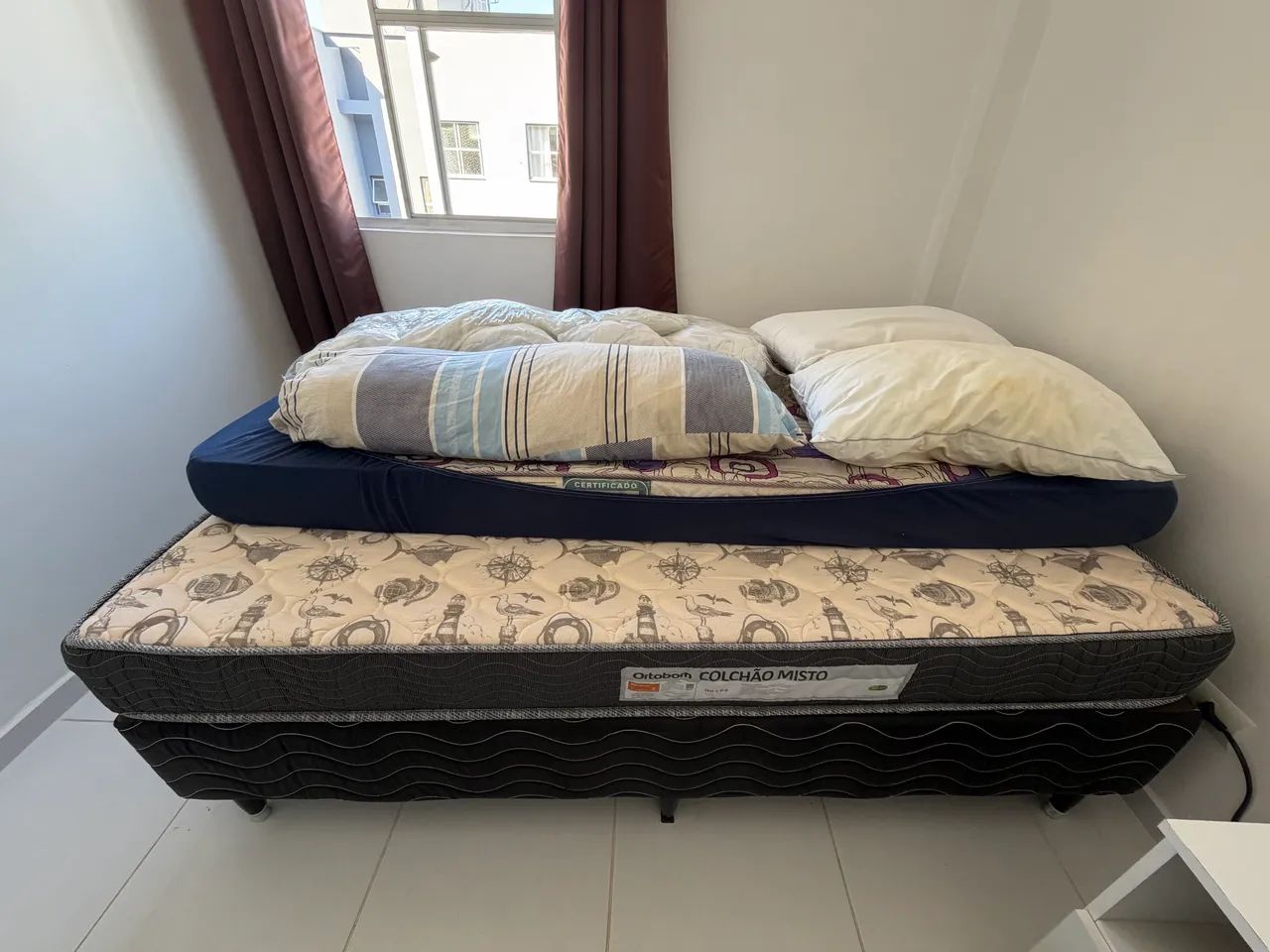 Cama + colchão + escrivaninha 