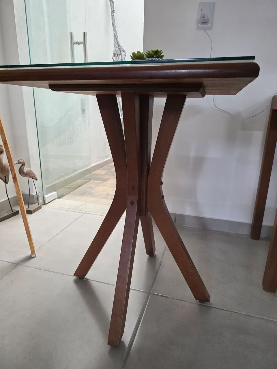 Mesa em madeira de 60x60 com tampo de vidro  - Foto 4