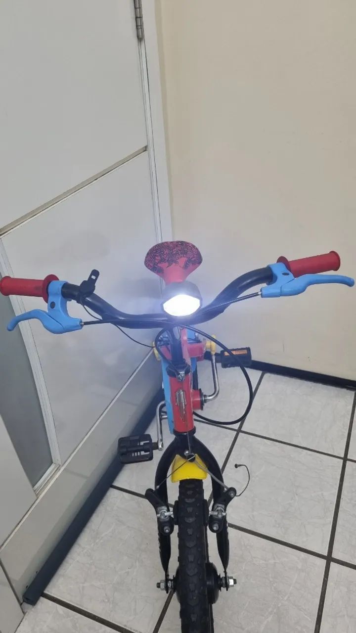 BICICLETA CALOI MODELO  HOT  WHELLS  COM LUZ E  BUZINA - Foto 4