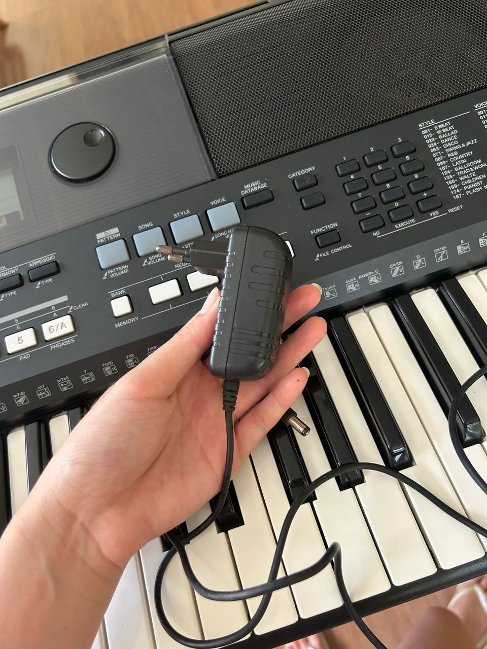 Teclado Yamaha PSR-E433 - Foto 4