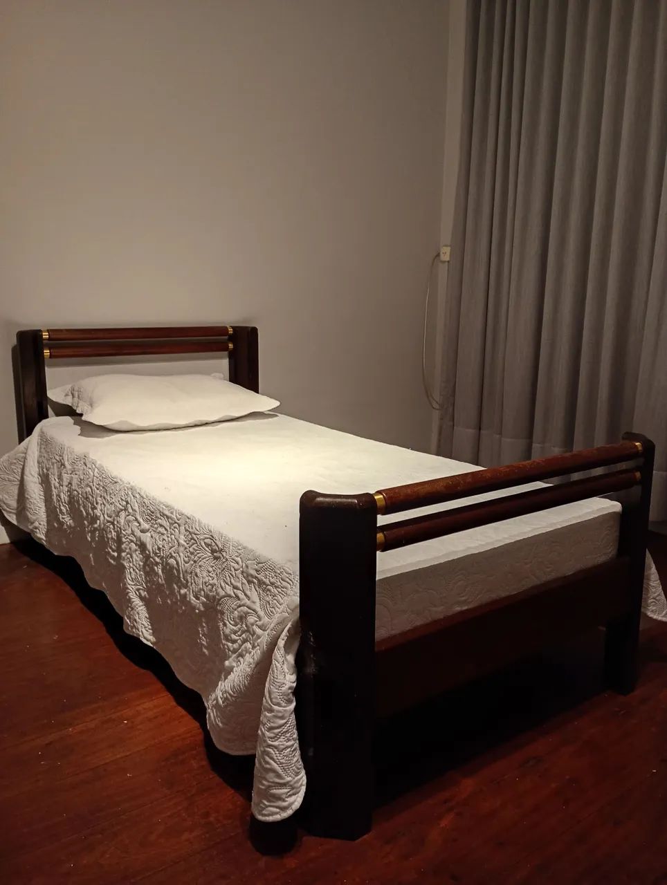 Vendo linda cama em madeira maciça