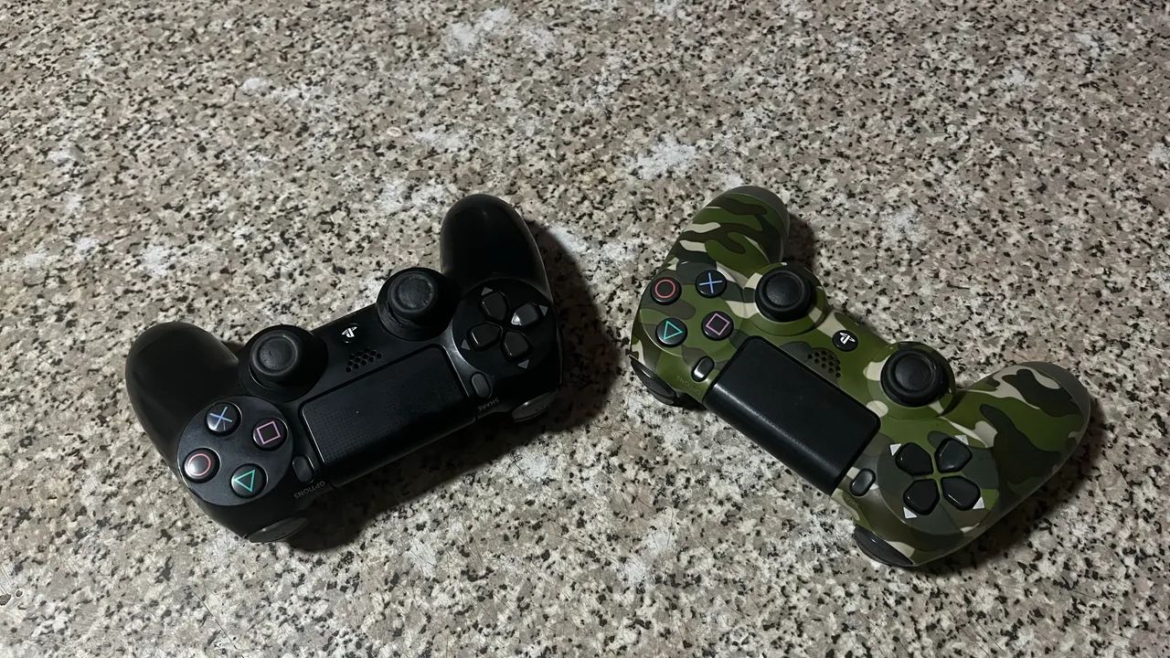 PlayStation 4 com 2 controles e jogos 