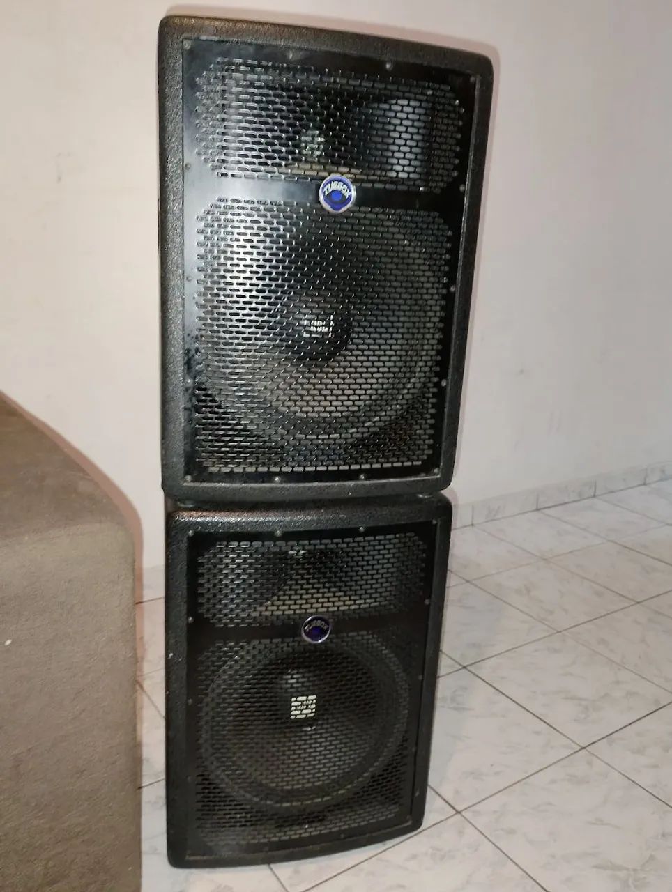 Caixa de som profissional JBL 