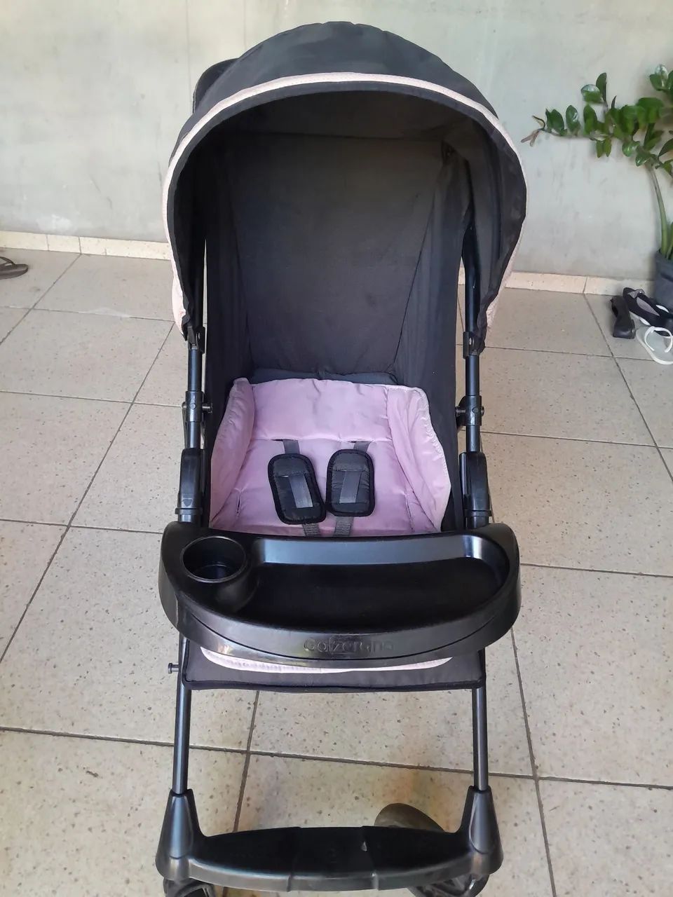 Carrinho de Bebê Seminovo Preto com Rosa  Leve e Dobrável - Foto 4