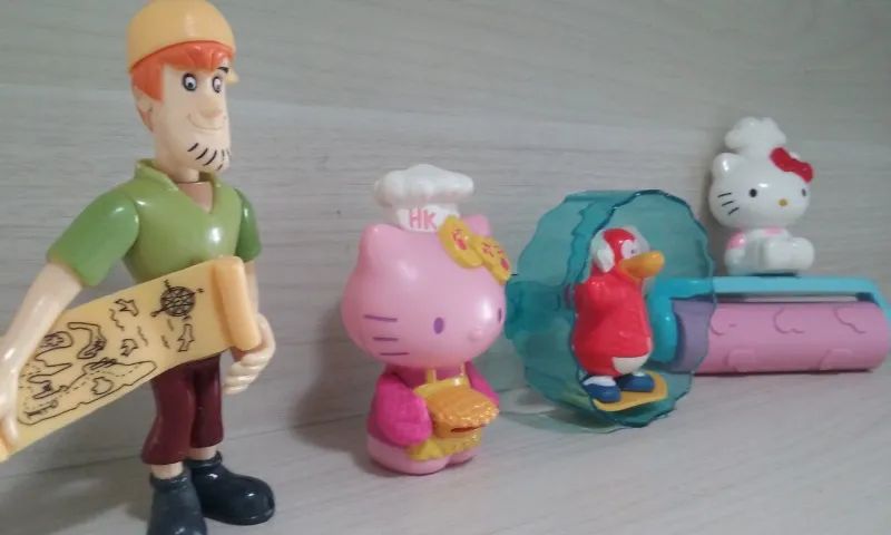  Bonecos Hello Kit , Disney e Scooby Doo  Combo 4 peças - Originais  de Coleção  - Foto 3