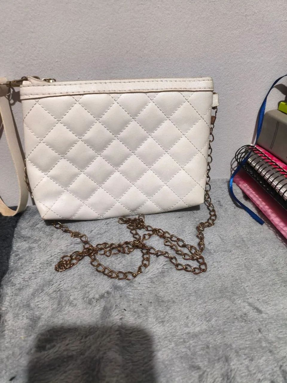 Bolsa branca de ombro com alça de corrente 