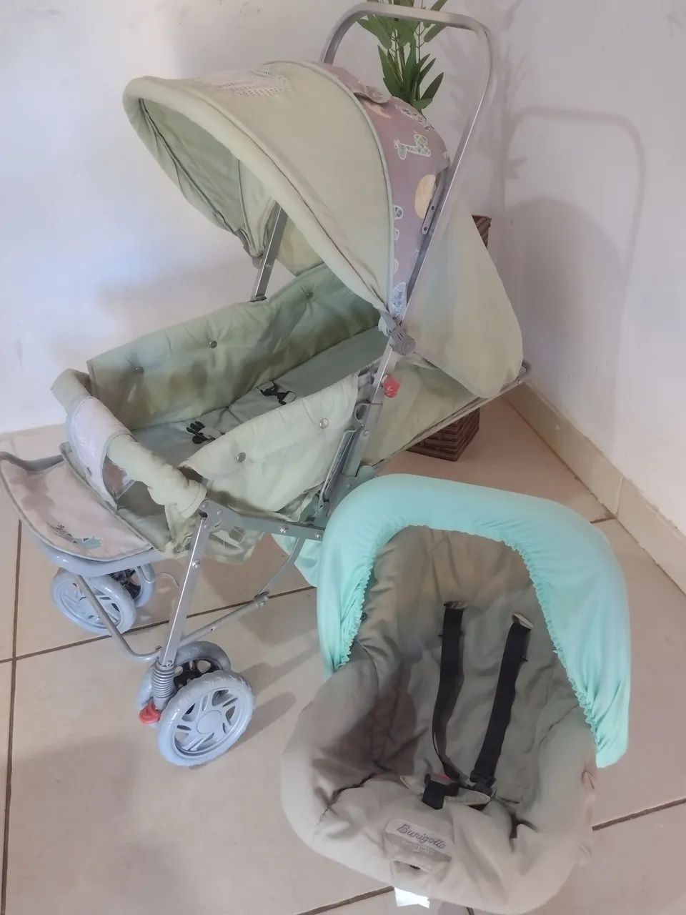 Carrinho que vira caminha+ bebê conforto 