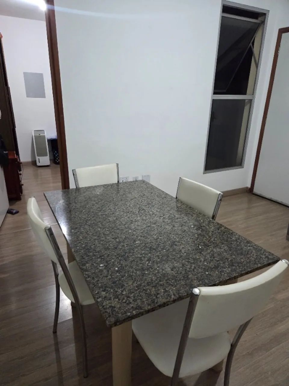 4 white upholstered chairs with chrome frames498181954916198402