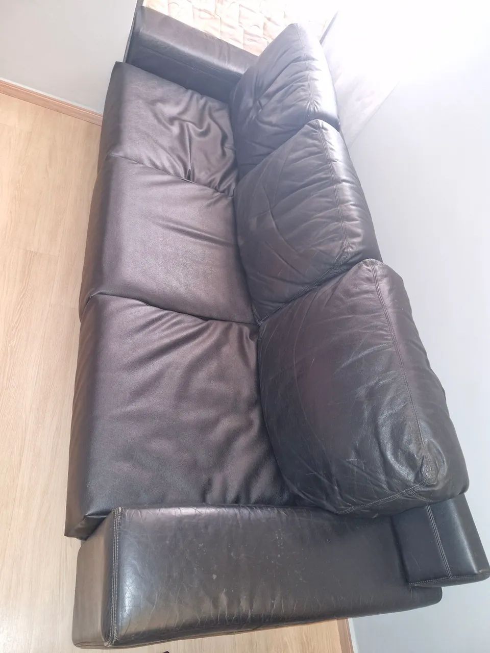 Sofá couro preto.65569089546754123