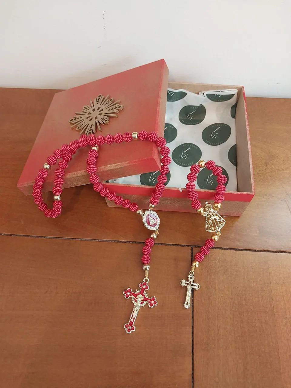 KIT RELIGIOSO TERÇO DE LUXO E CAIXA PERSONALIZADA  - Foto 3