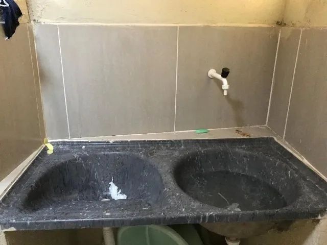 Casa com 2 quartos pra trocar ou vender rápido - Foto 2