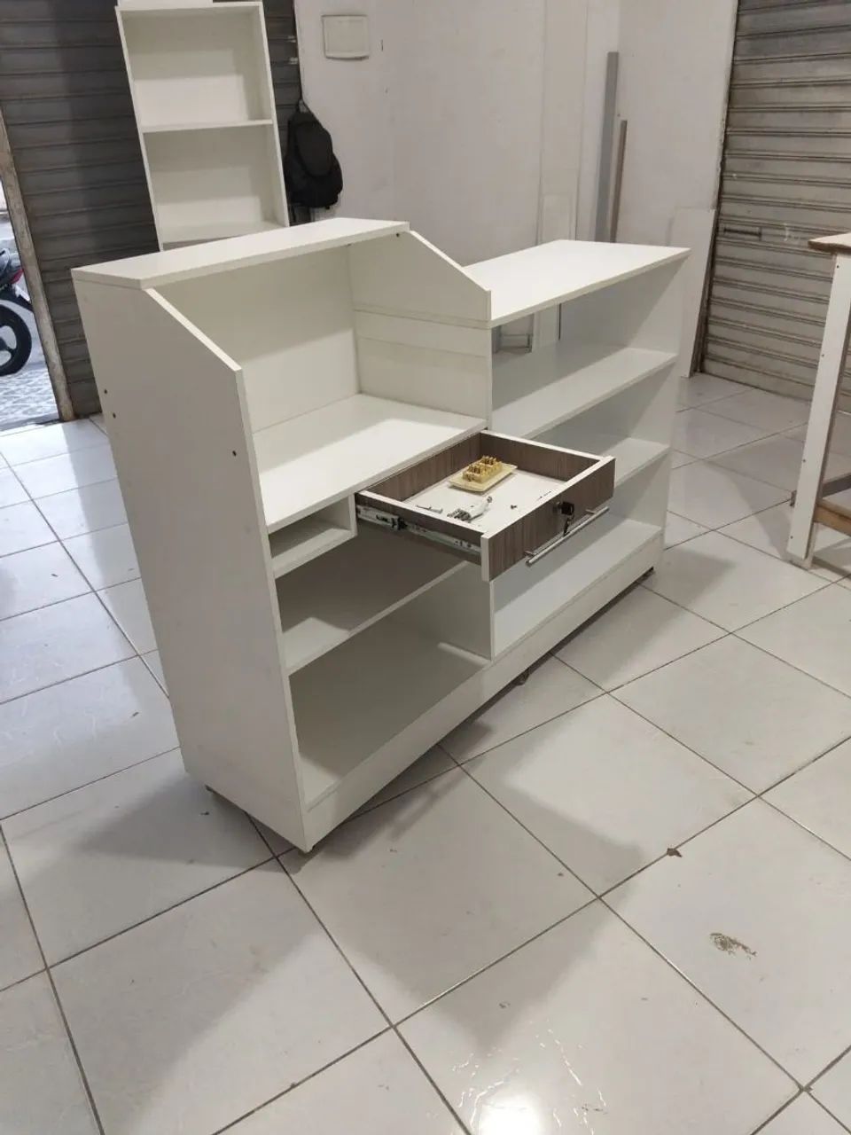 Balcão de loja com gaveta 