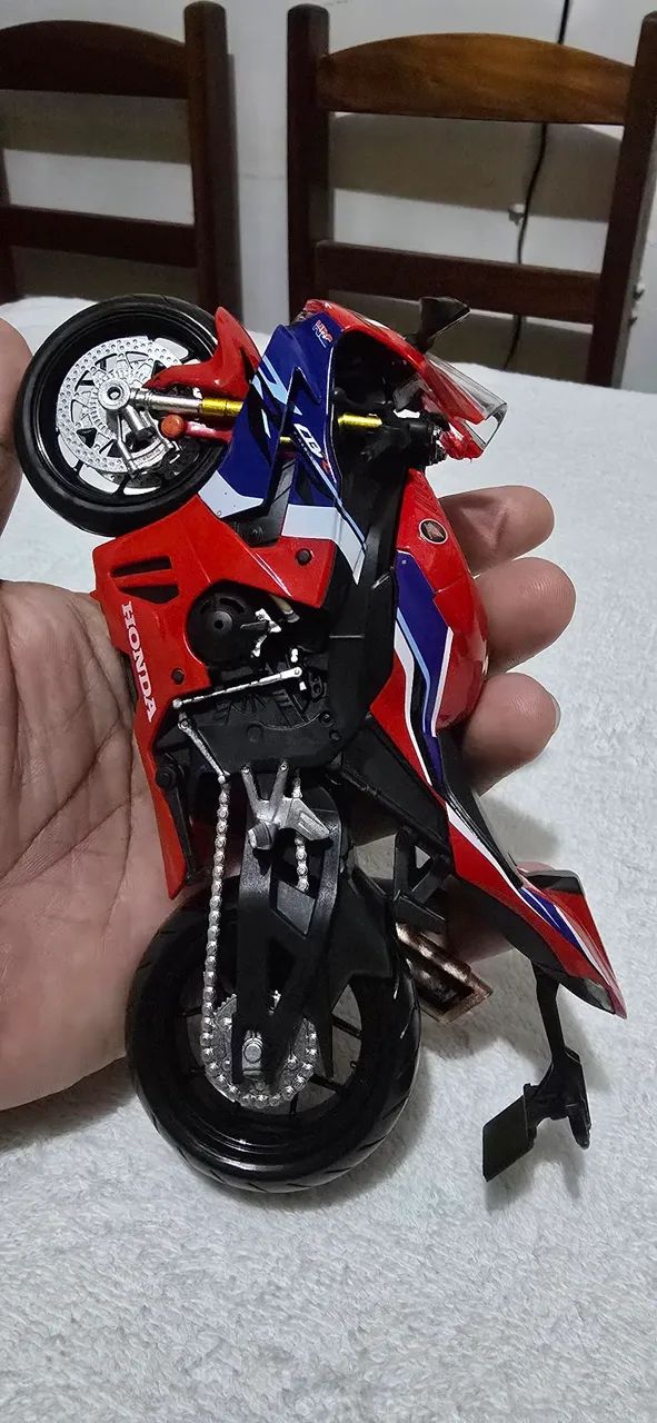 Moto miniatura Honda CBR1000RR-R Fireblade vermelha  - Foto 3