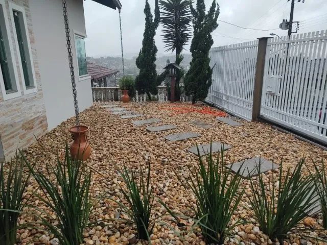  Retirada de Grama e Espalhamento de Pedra Seixo em Joinville  - Foto 4
