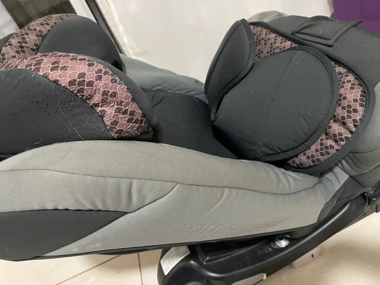 Cadeirinha de bebê para carro semi nova - Foto 4