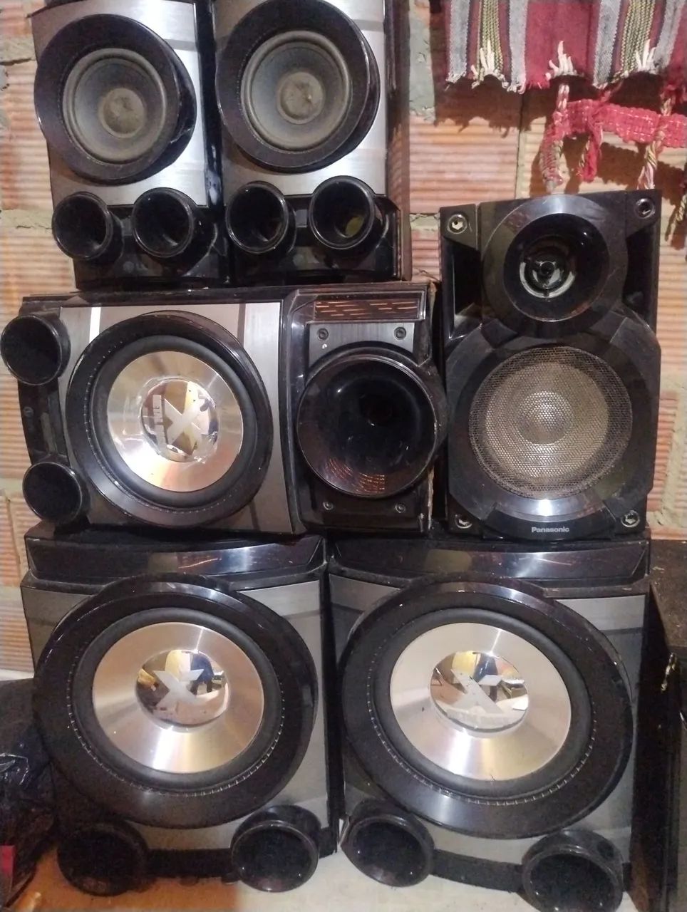 Vendo essas caixas de som da metal bass 