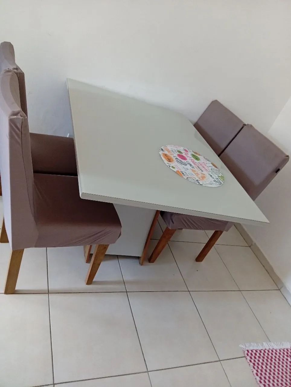 Vende se uma mesa de 4 cadeiras 